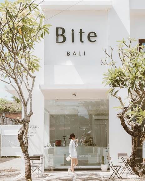 7 Cafe Hits Terbaik di Bali dengan View Pantai nan Tropis