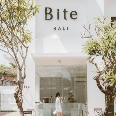7 Cafe Hits Terbaik di Bali dengan View Pantai nan Tropis